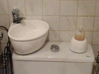 WiCi Mini kleines Waschbecken an praktisch jedes WC anpassbar - Herr J (Frankreich - 06)